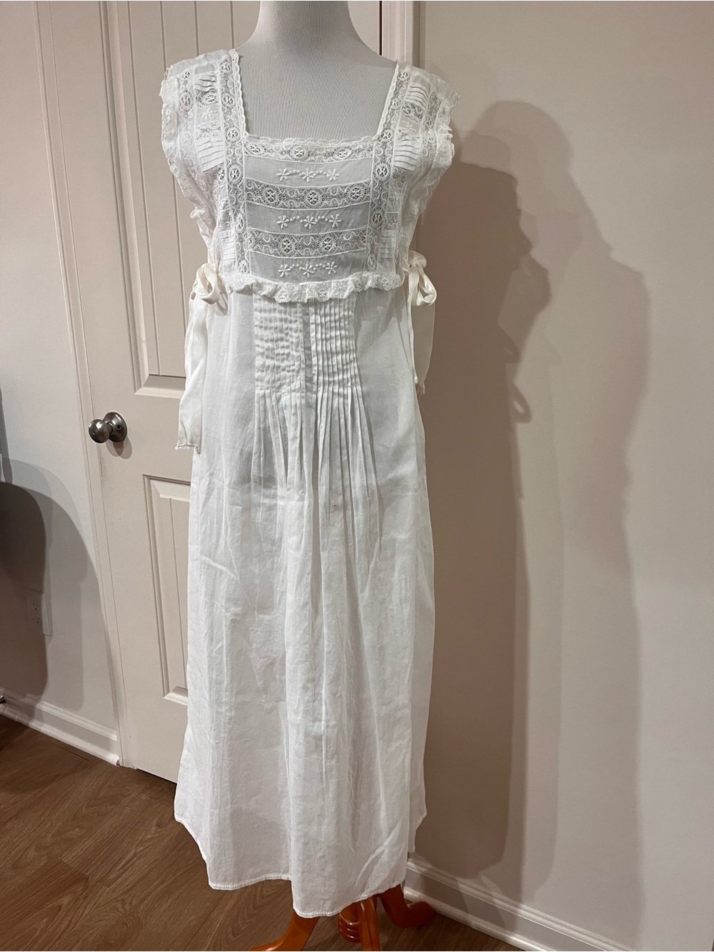 Vintage 100%cotton cottagecore White Lace Trim Cotton gown